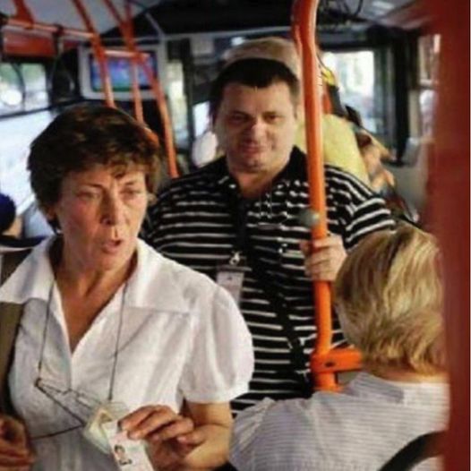 Mergeam aseara in autobuz. Mi-am luat bilet, mi-am pus castile si merg linistit. Dintr-o data, aud foarte clar niste tipete si suspine… Toti pasagerii si-au intors privirile spre scaunele din spate, iar acolo…