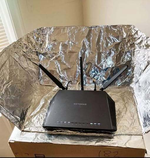 De ce trebuie să pui o folie de aluminiu în spatele router-ului wifi. Puțini români cunosc motivul