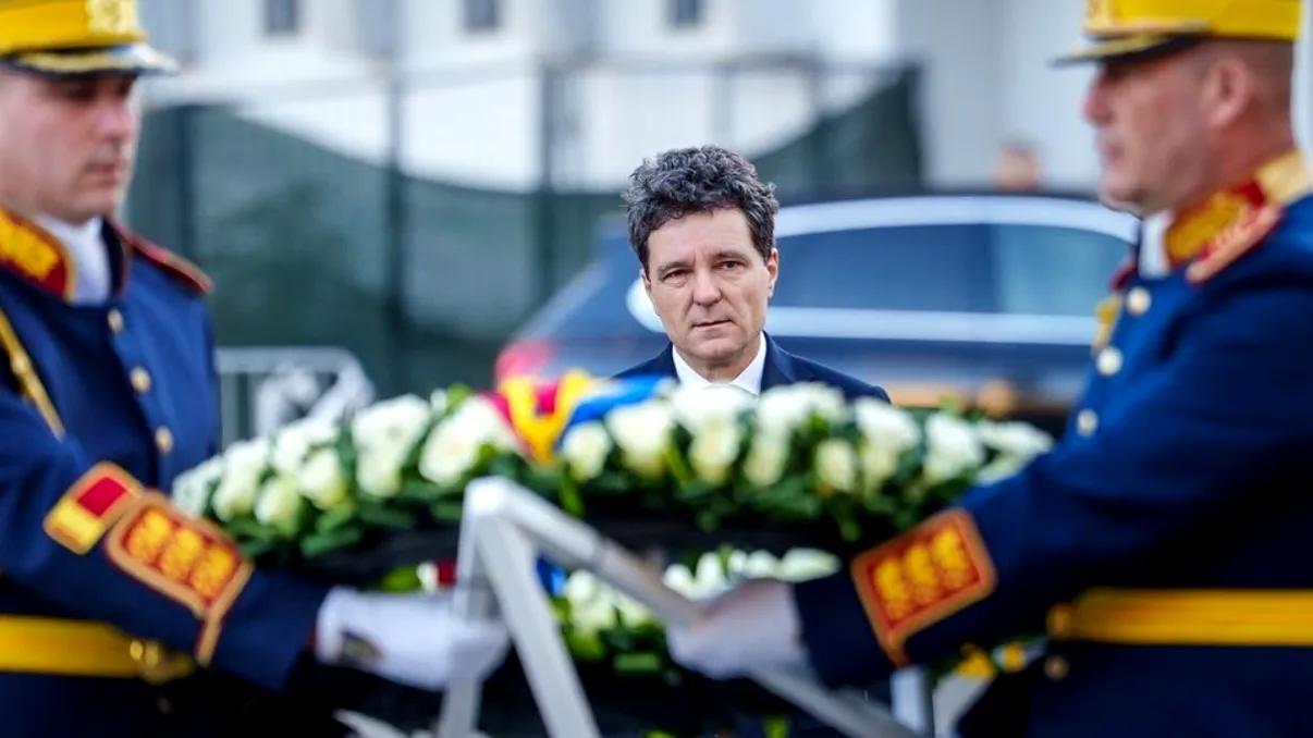 Mesajul lui Nicușor Dan la 10 ani de la tragedia Colectiv. Președintele a aprins o lumânare și a depus o coroană de flori în memoria victimelor.