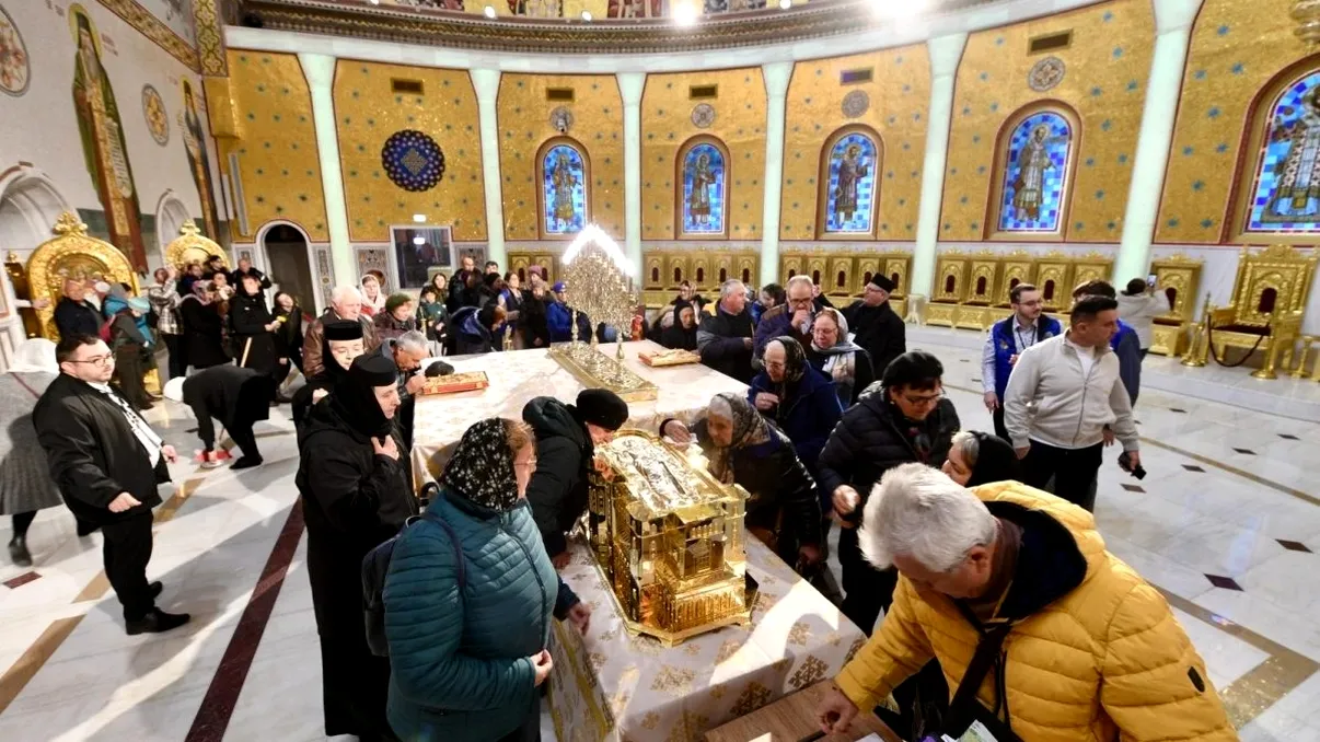 Tensiuni la Catedrala Mântuirii Neamului. După ore întregi de așteptare, credincioșii s-au revoltat din cauza pauzei de curățenie și au rupt rândurile.