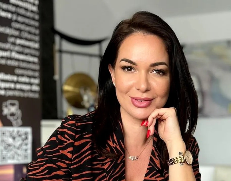 Prima apariție cu noul iubit al Deei Maxer! Bruneta, surprinsă în momente tandre alături de el