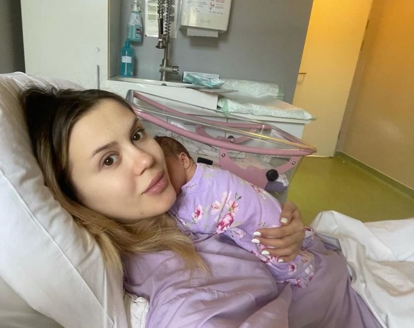 Emily Burghelea, internată într-o clinică specializată pentru mămici: „Trec printr-o perioadă dificilă”