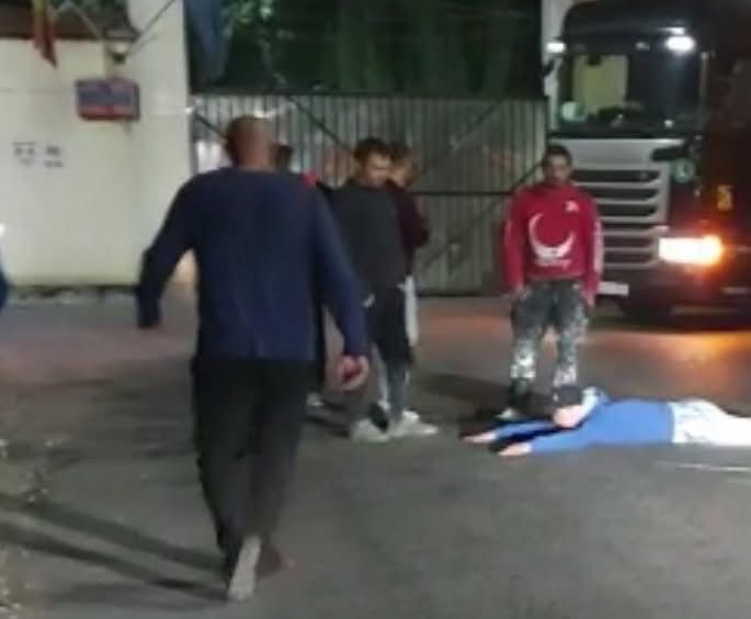 Eliberat din penitenciar, dar a refuzat să plece: bărbatul s-a întins pe asfalt și a cerut să fie primit înapoi…