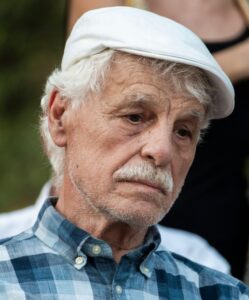 Îl recunoști, nu-i așa? Actorul care ne-a marcat adolescența a divorțat de soția cu 37 de ani mai tânără