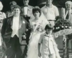 Îi recunoști pe mirii din imagine? În 1990 erau anonimi, azi sunt în centrul unui scandal uriaș: „Să pleci tu cu femeile tale…”