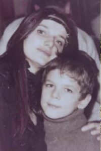 Îl recunoști pe băiețelul din imagine? Azi împlinește 52 de ani și e unul dintre cei mai iubiți actori!