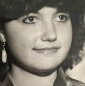 Uită-te bine la fotografie! Azi este una dintre cele mai cunoscute vedete din România, dar puțini o recunosc din această imagine