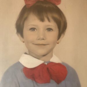 O recunoști pe fetița din imagine? Astăzi este una dintre cele mai talentate și admirate femei din România!