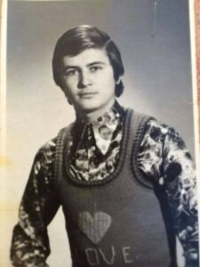 Îl recunoști pe băiețelul din imagine? Azi e un artist uriaș, dar ascunde o durere greu de imaginat…