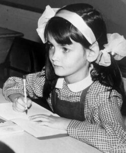 Nu o vei recunoaște din prima! Fetița din imagine este astăzi o actriță celebră din România – transformarea ei te va surprinde complet!