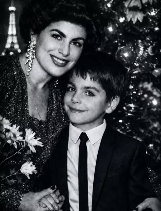 Îl mai recunoști pe copilul din imagine? Astăzi este una dintre cele mai apreciate vedete TV!