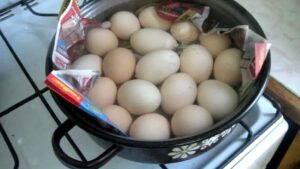 Cum să fierbi ouăle de Paște fără să se crape. Metoda simplă care îți garantează rezultate perfecte: