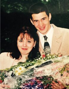 Îl recunoști? Azi e una dintre cele mai cunoscute voci ale României, aici e cu iubirea vieții lui, pornind de la lingură și furculiță