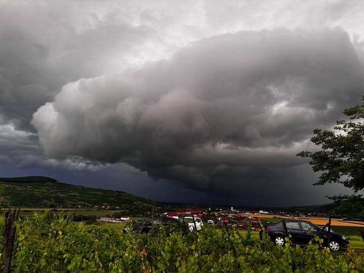 Furtunile pun stăpânire pe România. Meteorologii avertizează asupra unor ore dificile