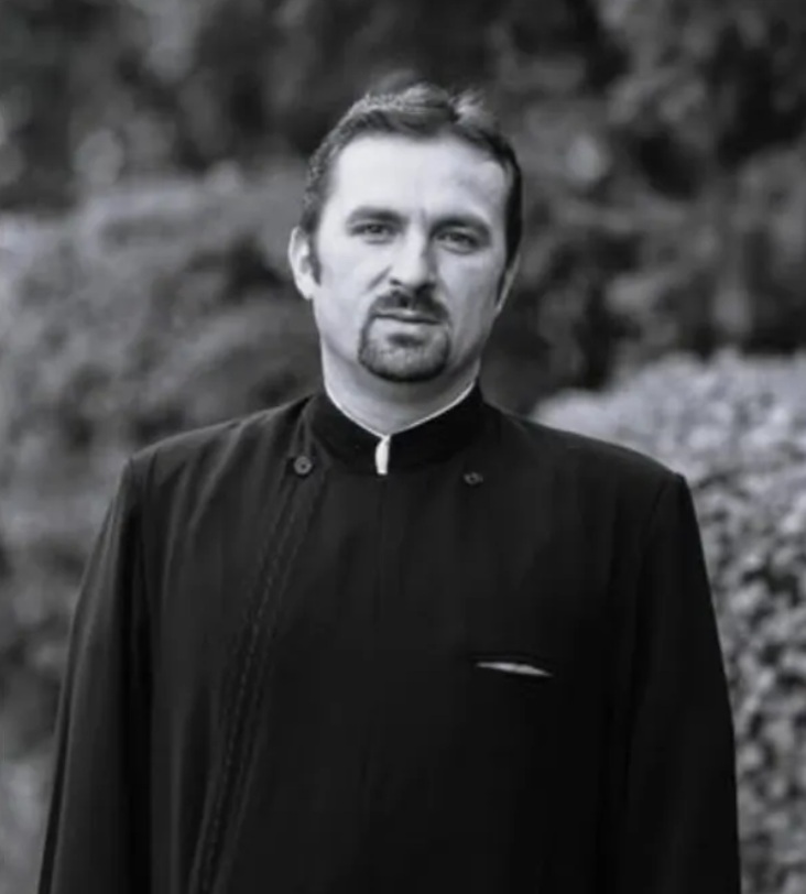 Preotul Adrian Constantin Frunză a murit într-un accident rutier cumplit. A lăsat în urma sa o soție îndurerată și doi copii