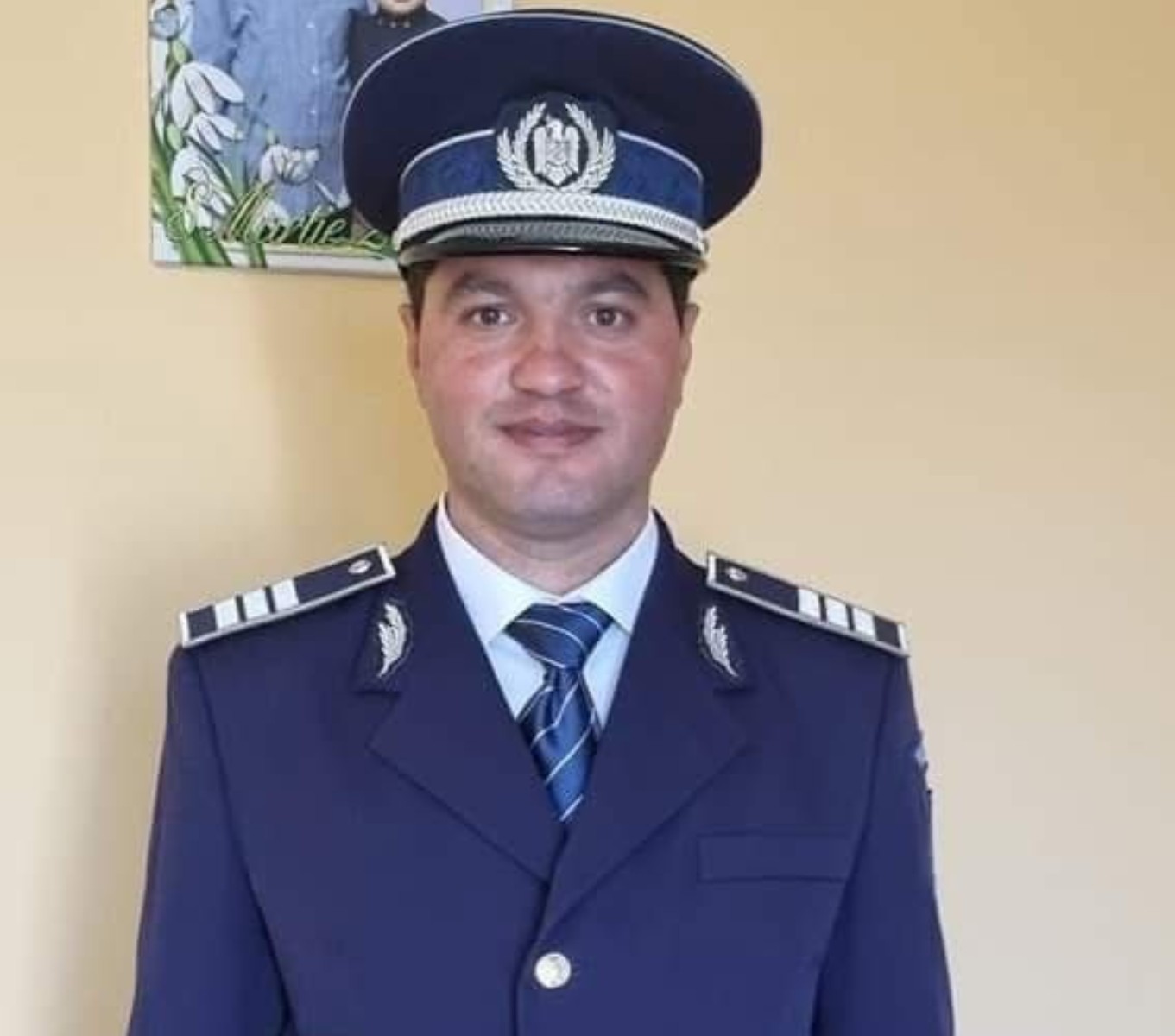 El este polițistul găsit fără viață lângă o pădure. O comunitate întreagă îl plânge