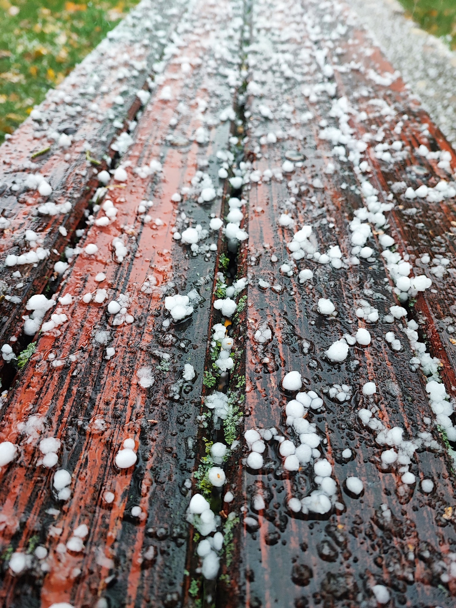 Avertisment din partea meteorologilor. Vor fi căderi de grindină în…