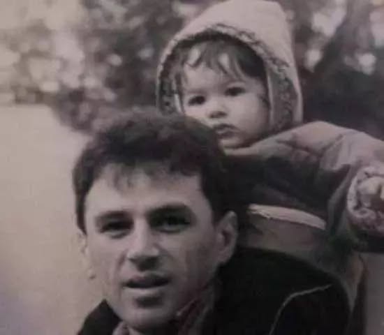 A rămas fără tată la doar 3 ani! Cum arată astăzi fiul lui Ioan Luchian Mihalea și cu ce se ocupă la 35 de ani? Asemănarea este uluitoare