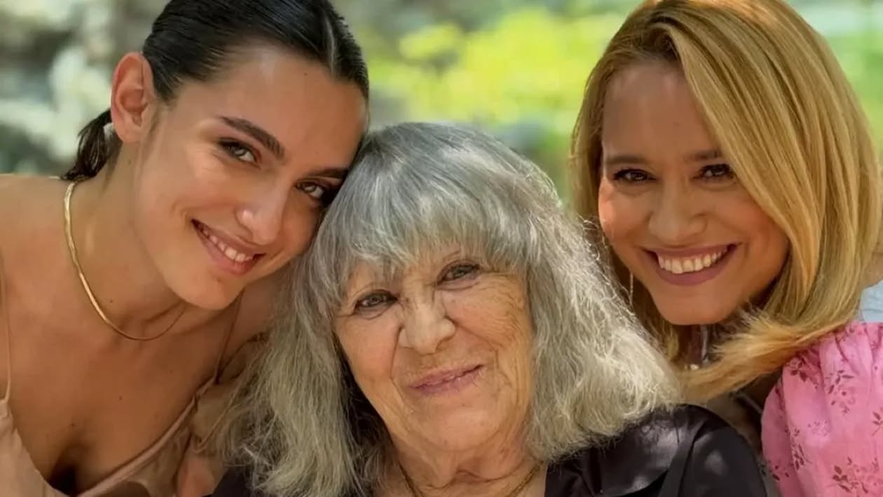 Aniversare emoționantă în familia Andreei Esca! Mama celebrei prezentatoare a împlinit 85 de ani și a fost sărbătorită cu multă dragoste