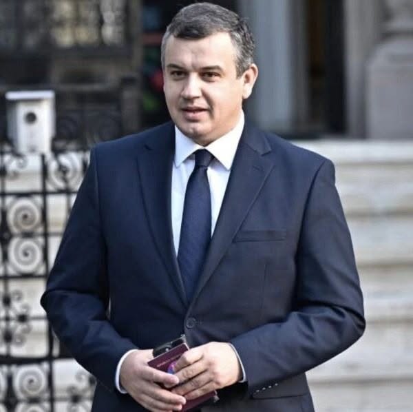 Negocieri decisive pentru viitorul Executiv. Câte voturi trebuie să strângă Eugen Tomac pentru a ajunge premier