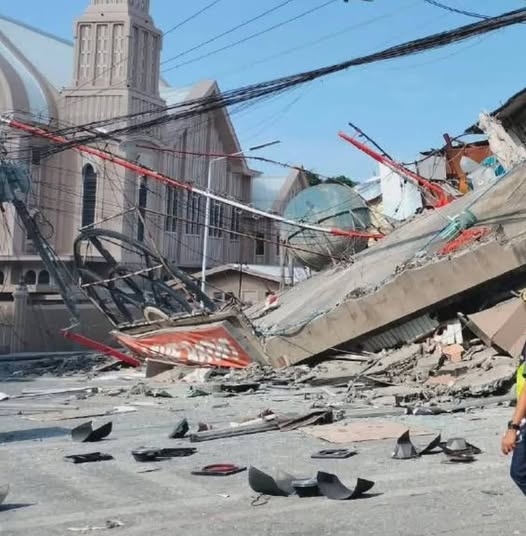 Cutremur devastator! Primele imagini arată amploarea dezastrului: clădiri distruse, victime și alertă de tsunami