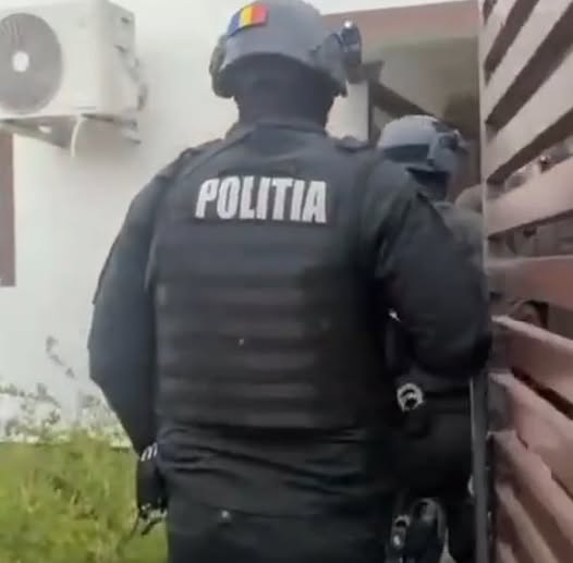 Poștărița comunei, prinsă în fapt în timp ce făcea…